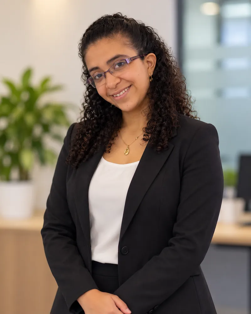 Eveling Castro, profesional en contabilidad, auditoría y finanzas, sonriendo con saco negro